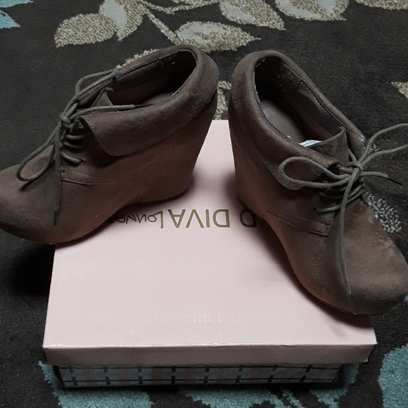 Wedge heel taupe faux suede booties - Picture 4 of 5